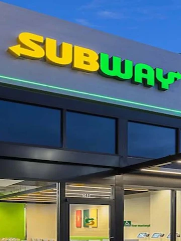 Letras grandes corpóreas doradas con iluminación y fondo blanco