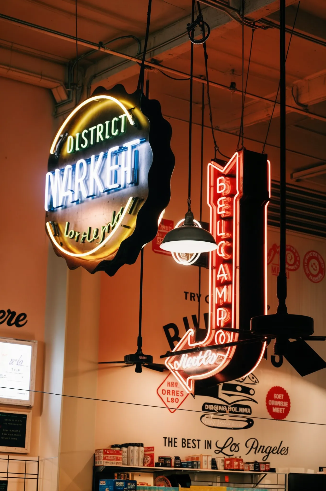letrero de un tienda con letras neón en tubo de vidrio