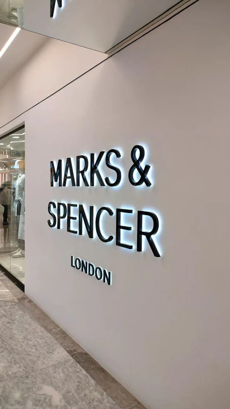 Letras pintadas en MDF retroiluminadas del letrero Marks & Spencer en tienda comercial