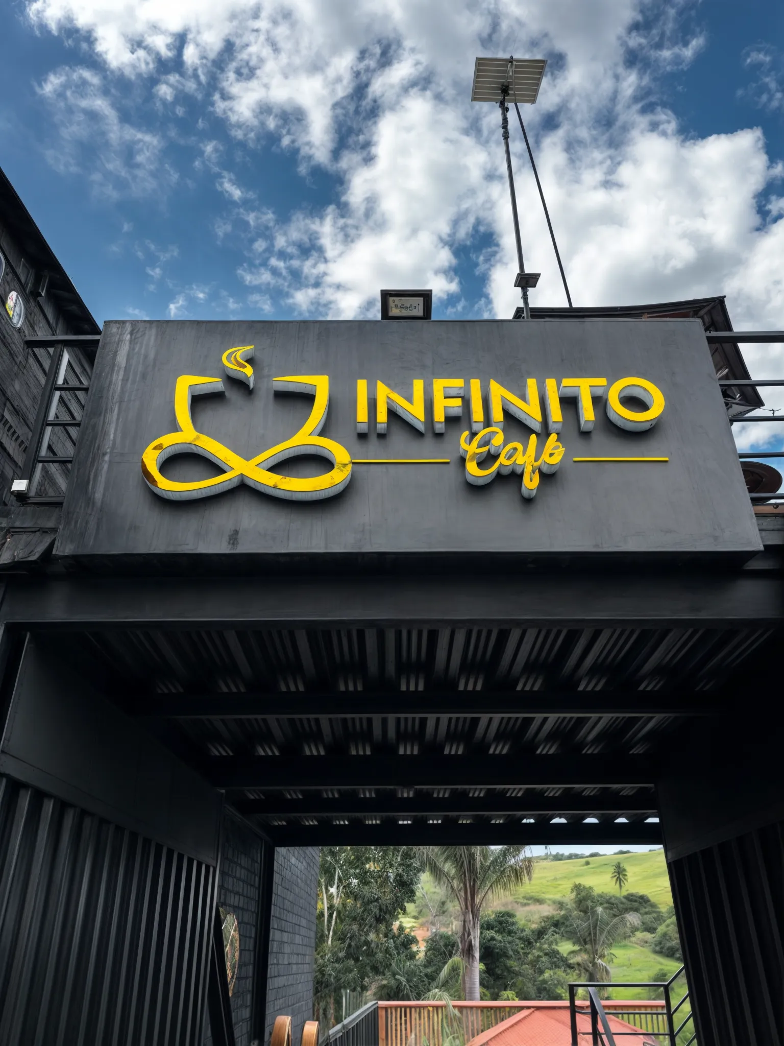 Letras corporeas doradas en dos tipos de tipografía, acompañado de una figura visual dorada en forma de una taza de café en fondo negro