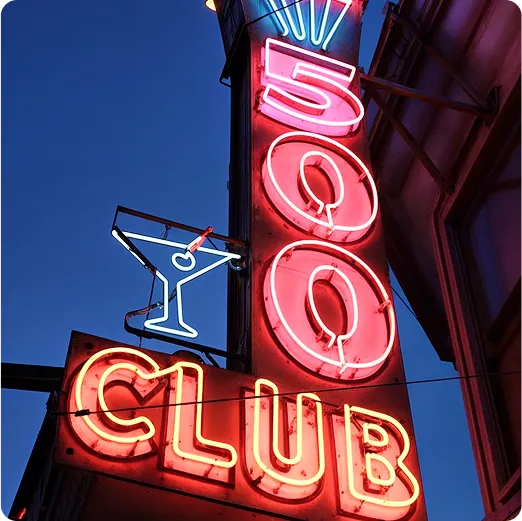 letrero de un restaurante con letras neón en tubo de vidrio