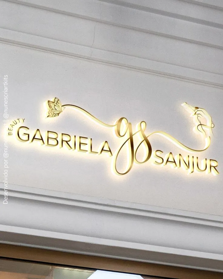 Letras acrilicas doradas en diversos tamaños, resaltando sus iniciales en la parte central y estas acompañadas de finas líneas