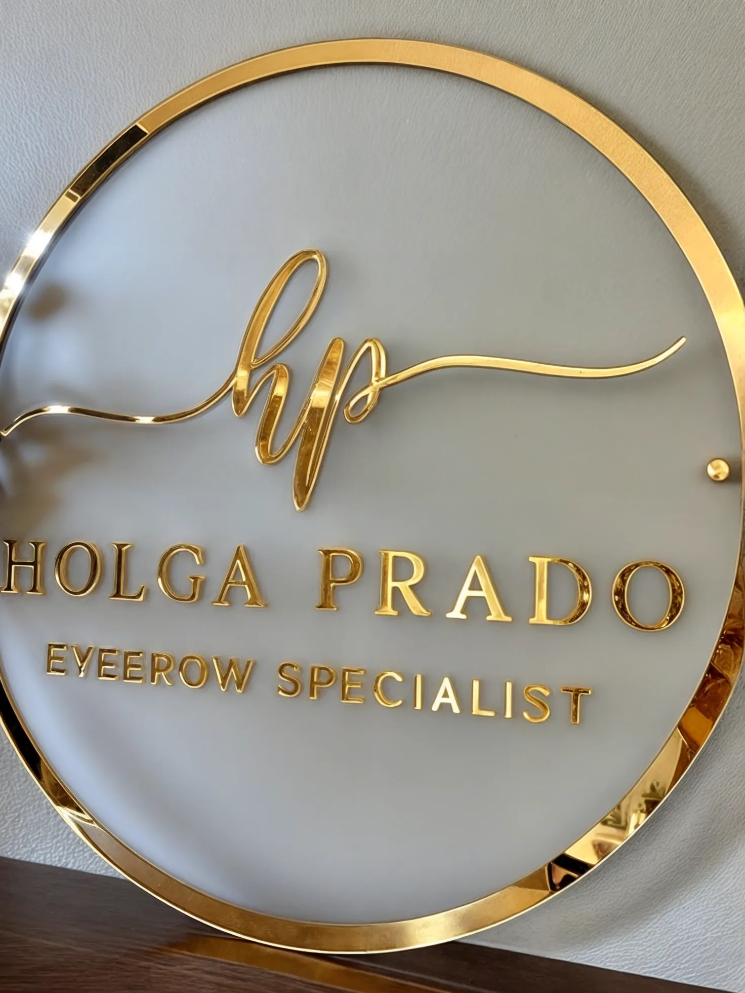 Cartel de letras doradas