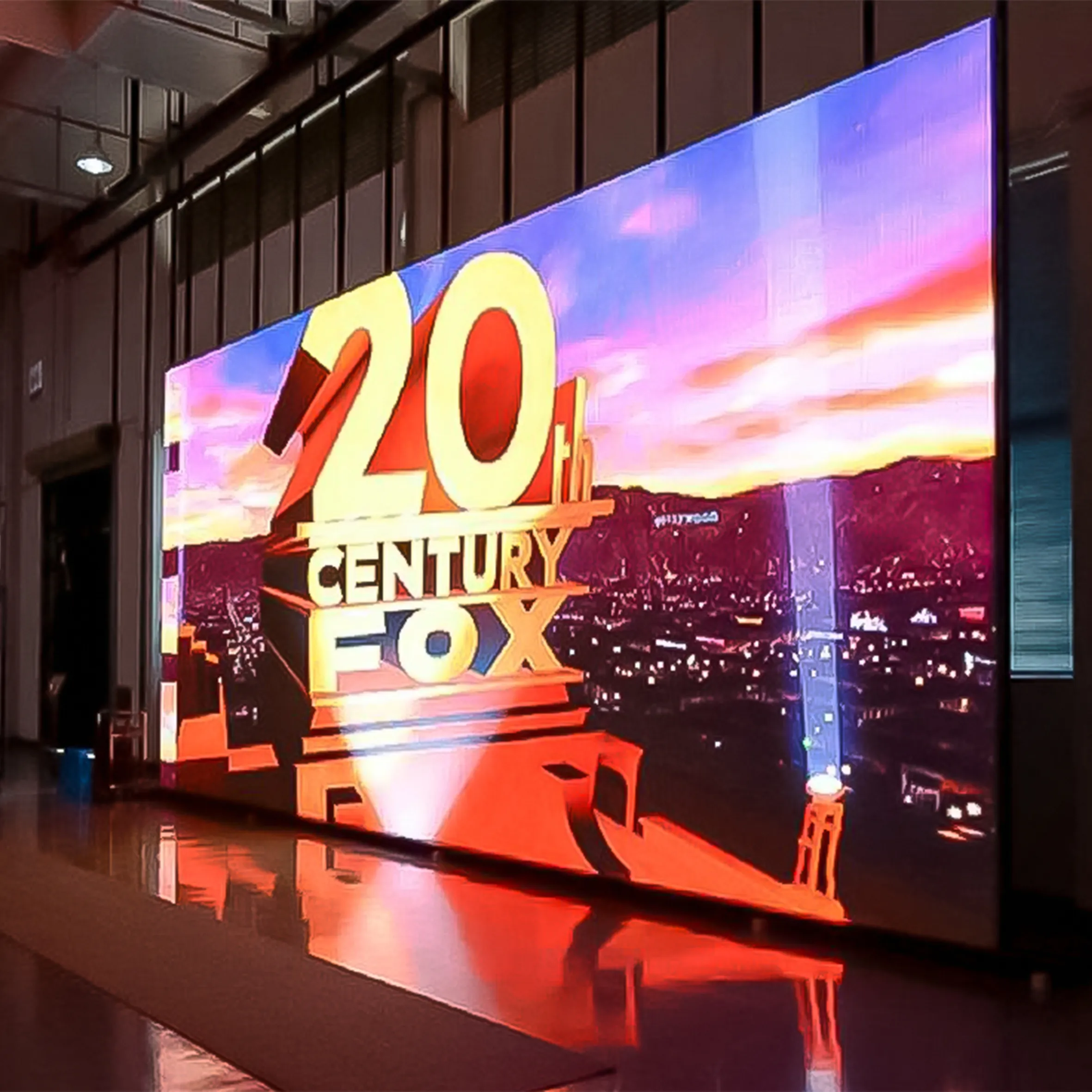 Pantalla LED gigante en interior transmitiendo animación de 20th Century Fox