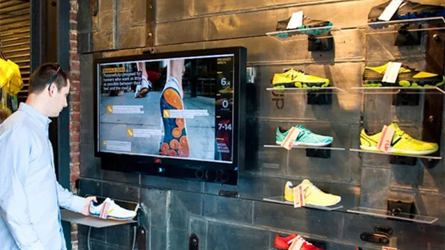Pantalla publicitaria en tienda de zapatillas mostrando información del producto al cliente